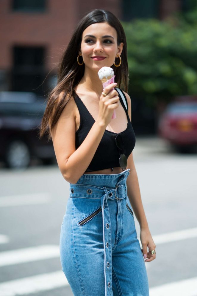 Victoria Justice - Eats ice cream out in New York City