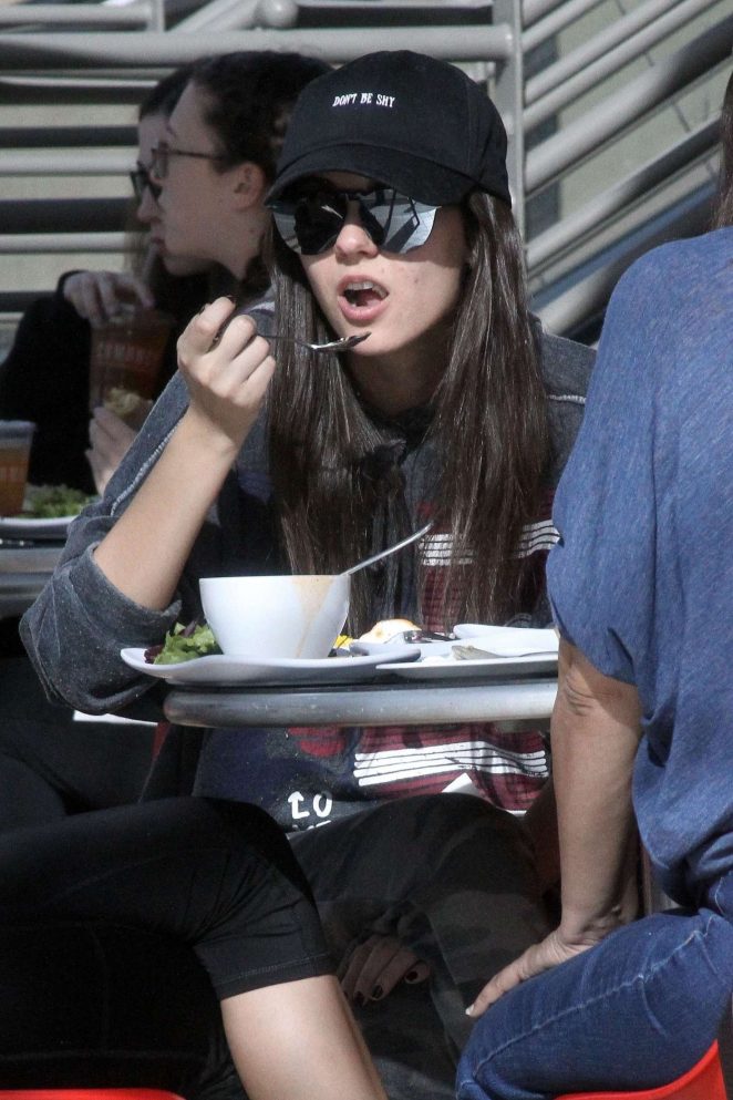 Victoria Justice - Grabs lunch with friends in Studio City