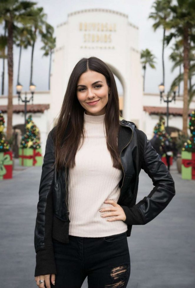 Victoria Justice Out in Universal Studios