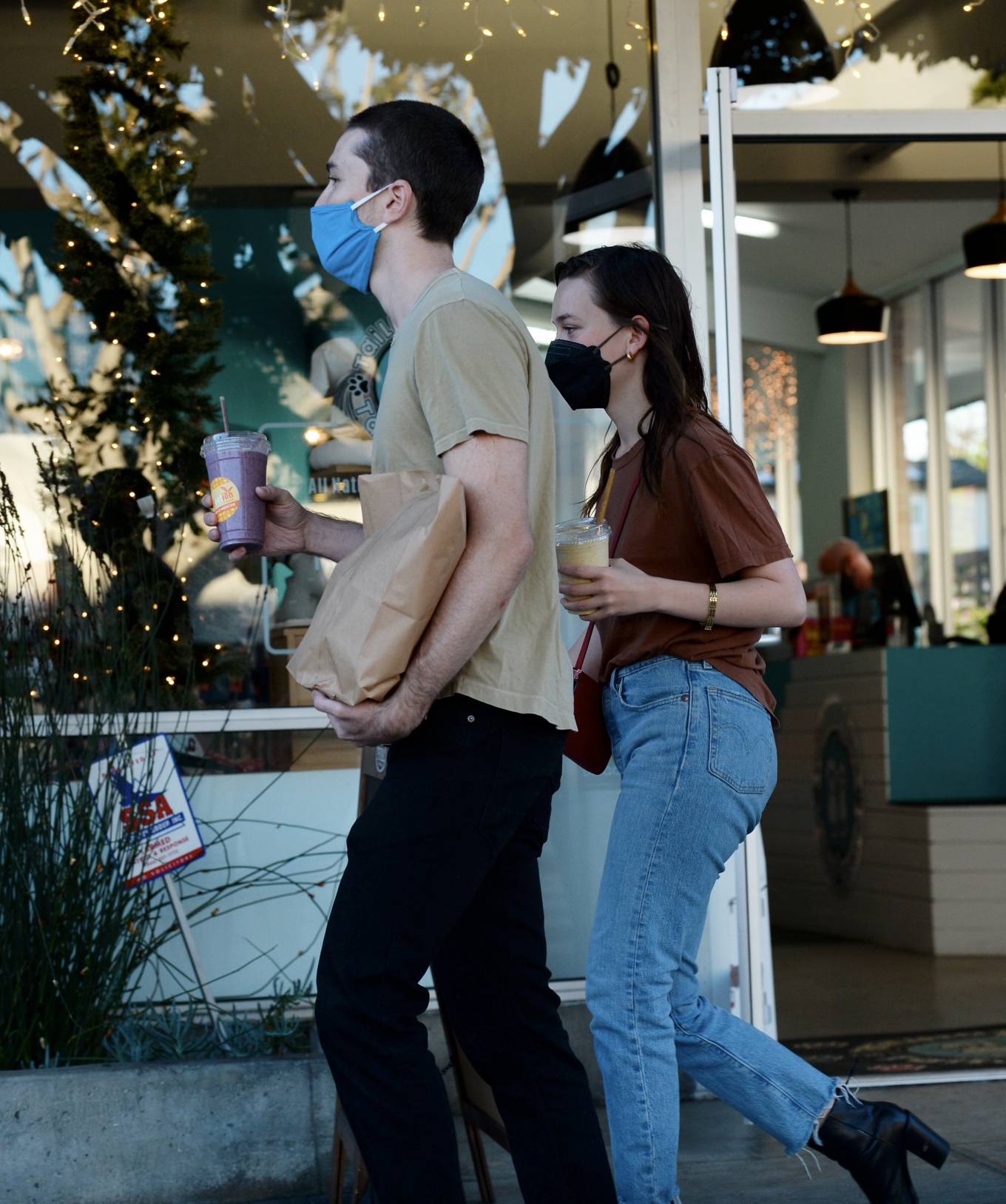 Victoria Pedretti - Grabs food to go with Dylan Arnold in Los Angeles