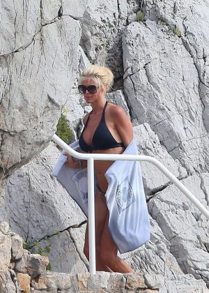 Victoria Silvstedt in Bikini in the pool in Cap d'Antibes