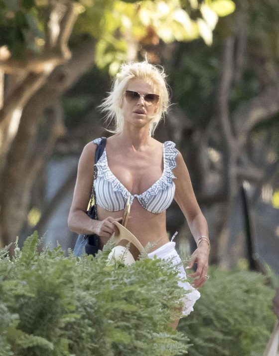 Victoria Silvstedt on the beach in Miami