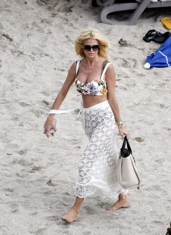Victoria Silvstedt on the beach in St Barths