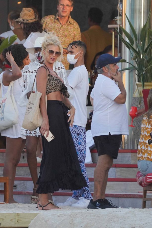 Victoria Silvstedt - Seen with friends at Eden Rock hotel in St.Barths
