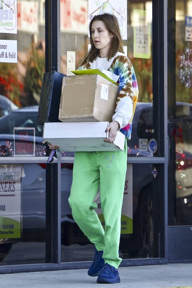 Whitney Port - Pick up a package in Studio City