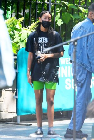 Willow Smith - Seen with her boyfriend Tyler Cole in Union Square Park - New York