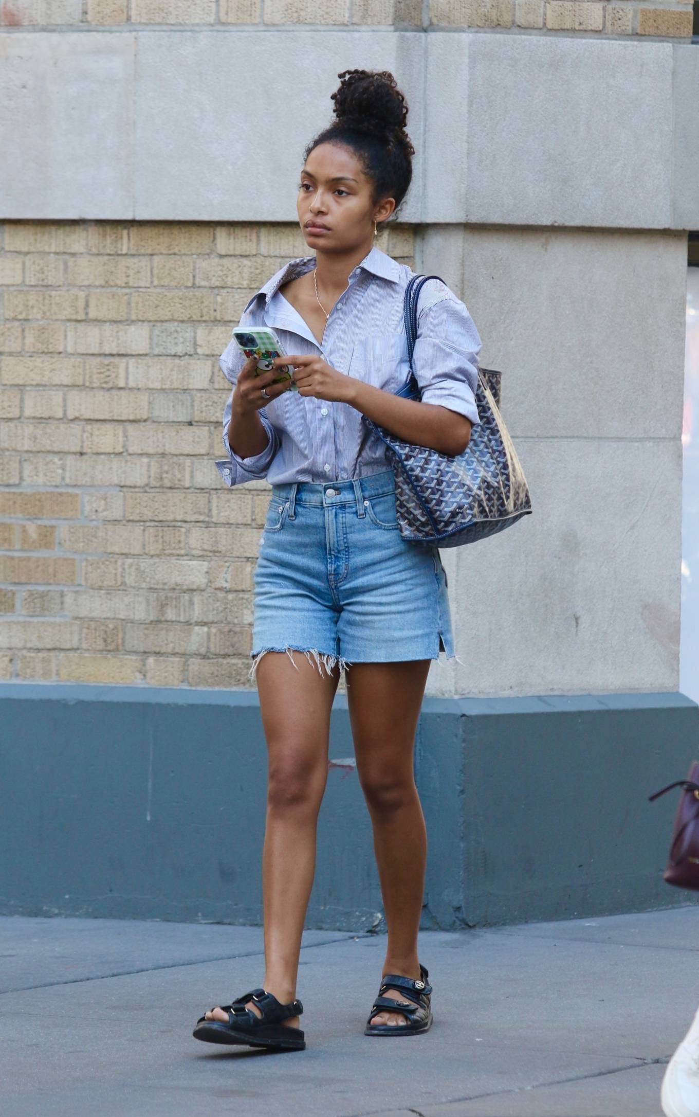 Yara Shahidi 2022 : Yara Shahidi – Wearing short denim shorts while shopping in Manhattan’s SoHo area-07
