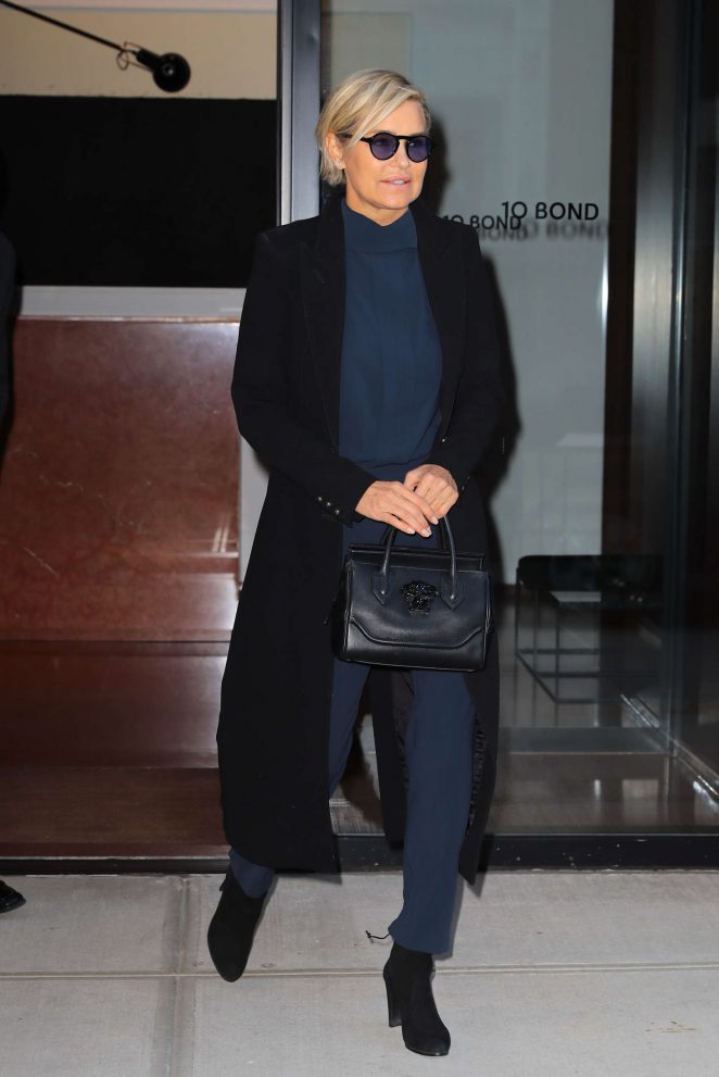 Yolanda Hadid Leaves home in New York