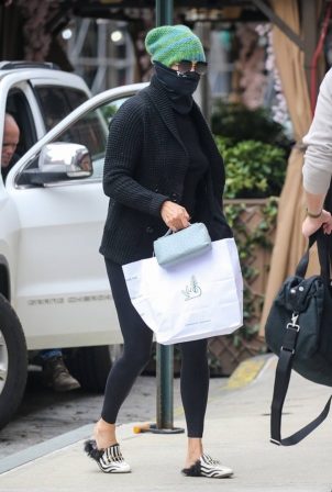 Yolanda Hadid - Seen arriving at daughter Gigi's apartment in New York