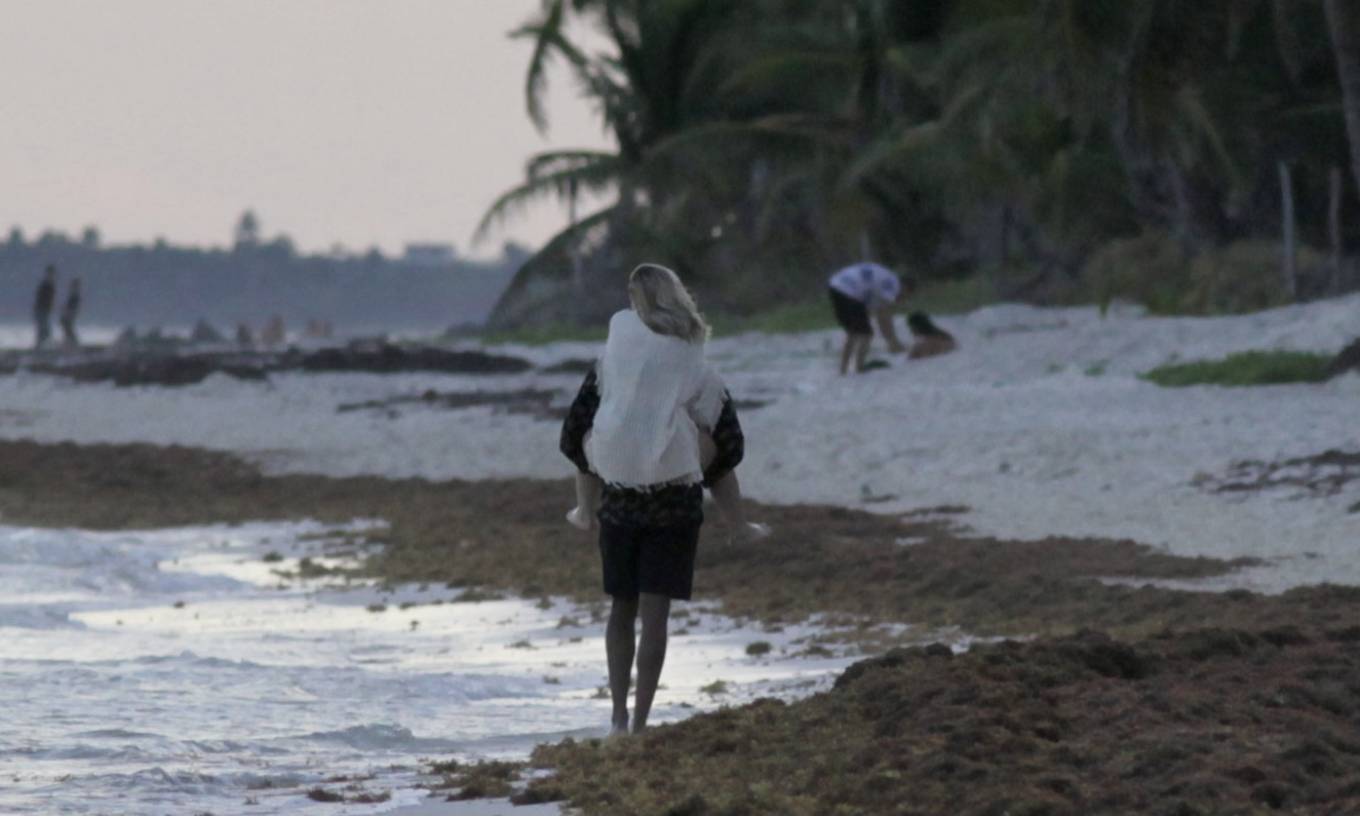 Zara Larsson 2022 : Zara Larsson – Takes a romantic sunset stroll on a Mexican beach in Tulum-13