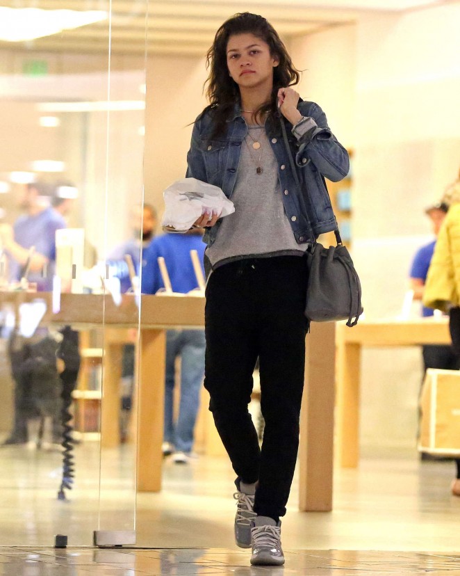 Zendaya - Shopping at the Apple store in Beverly Hills