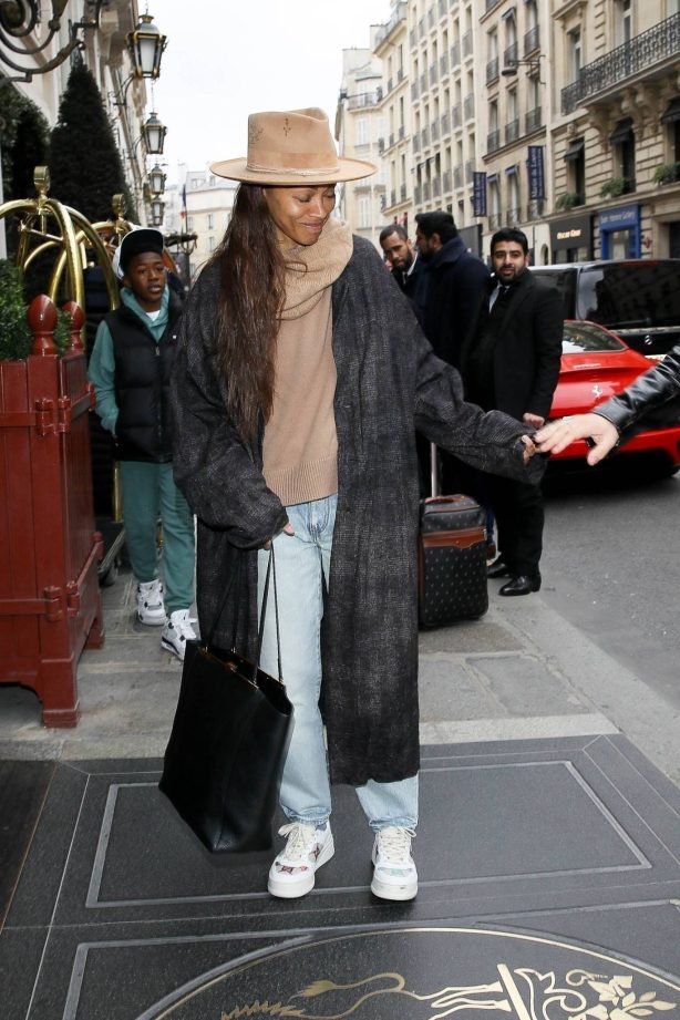 Zoe Saldaña - Seen during Fashion Week in Paris