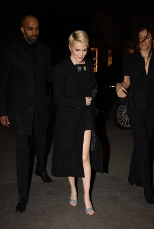 Zoey Deutch - Makes a stylish entrance at Hotel Costes in Paris during Fashion Week