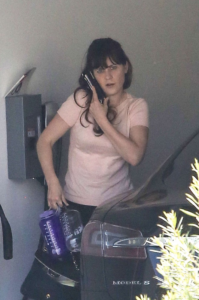Zooey Deschanel - Arrives at the office in Beverly Hills