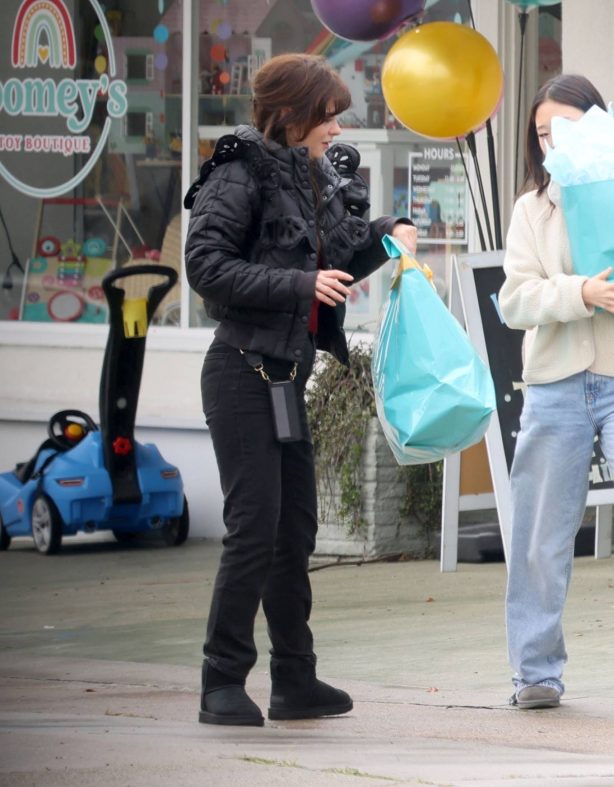 Zooey Deschanel - Buys birthday presents at a Toy Store in Los Angeles