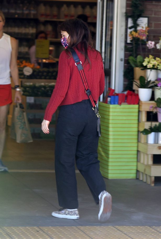Zooey Deschanel - Picking up a quick snack at Whole Foods Market in Los Angeles