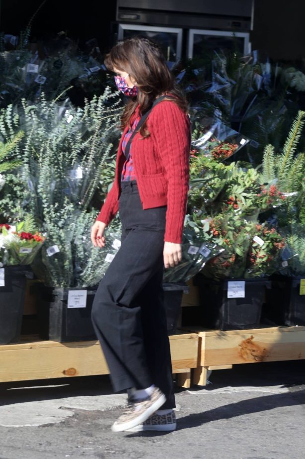 Zooey Deschanel - Picking up a quick snack at Whole Foods Market in Los Angeles