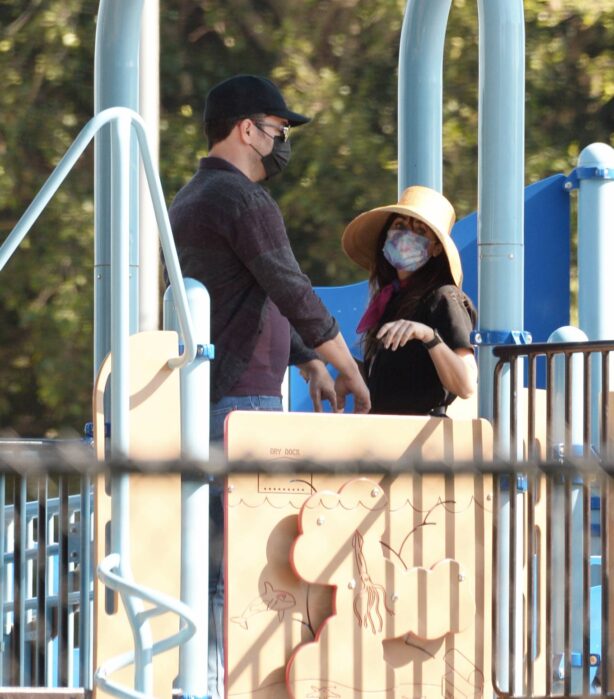 Zooey Deschanel - Spotted at the park in Santa Monica