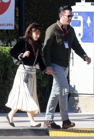 Zooey Deschanel - With Johnathan Scott hold hands while on a lunch date in Brentwood