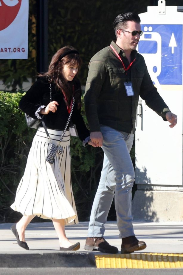 Zooey Deschanel - With Johnathan Scott hold hands while on a lunch date in Brentwood