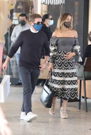 Zulay Henao - Out for a shopping trip at the Apple Store in Beverly Hills